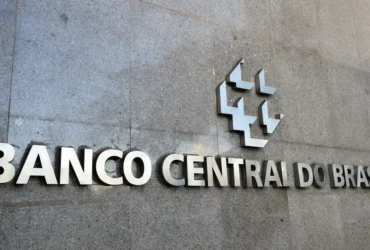 Inflação sobe com economia aquecida, diz Banco Central