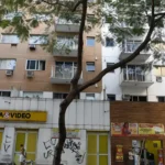 Rio de Janeiro (RJ) 09/09/2024 – Eleições 2024: segurança pública no âmbito municipal. Edifícios com fachada ativa, de uso misto, residenciais com comércio no térreo voltado para a calçada. Foto: Fern