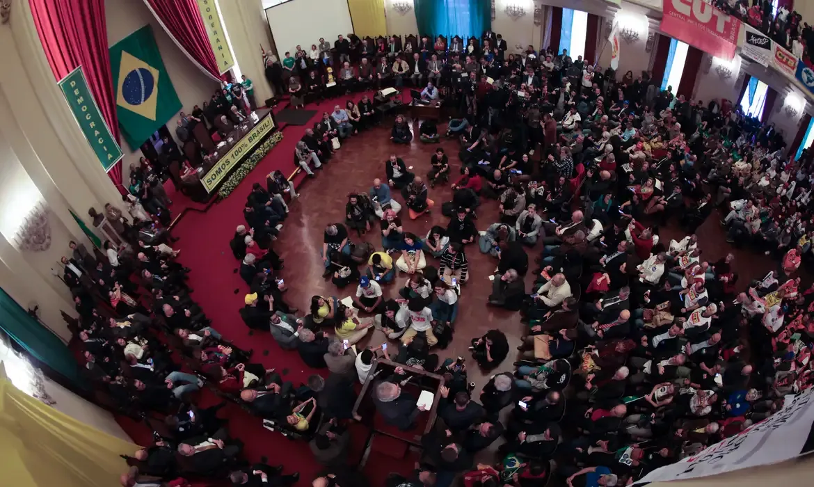 São Paulo (SP), 25/07/2025 - Pessoas participam de ato pela Soberania do Brasil, na Faculdade de Direito da USP. Foto: Paulo Pinto/Agência Brasil