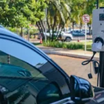 Brasília (DF), 22/08/2023, Carro elétrico sendo carregado em ponto recarga em Brasília. Foto: José Cruz/Agência Brasil