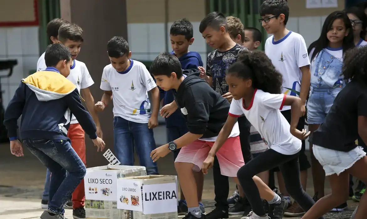 Brasília - Alunos da Escola Classe 29 de Taguatinga participam de atividades do projeto Adasa na Escola, que ensina crianças a ajudar na preservação da água (Marcelo Camargo/Agência Brasil)