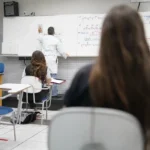 Escolas adotam medidas de segurança contra a covid-19 na volta presencial às aulas.
