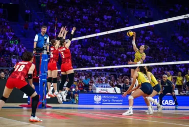 Lódz, 26/07/2025 - Jogadora Rosamaria ataca a defesa japonesa durante lance de jogo de vôlei entre Brasil e Japão, válido pela Liga das Nações de vôlei. Foto: Volleyball World/Divulgação