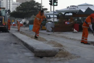 Rio de Janeiro (RJ), 30/07/2025 – Limpeza da Avenida Delfim Moreira, na orla do Leblon, após o avanço do mar em ressaca provocada pela passagem de um ciclone extratropical. Foto: Fernando Frazão/Agênc