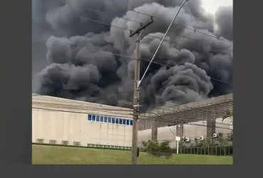 Incêndio de grandes proporções atinge galpões em Barueri