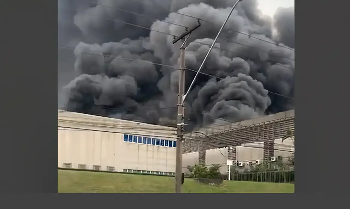 Incêndio de grandes proporções atinge galpões em Barueri