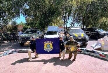 Condutor do veículo Fiat Strada foi preso após cão farejador identificar entorpecentes na caçamba; drogas estavam sendo transportadas de São José dos Quatro Marcos para Várzea Grande