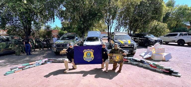 Condutor do veículo Fiat Strada foi preso após cão farejador identificar entorpecentes na caçamba; drogas estavam sendo transportadas de São José dos Quatro Marcos para Várzea Grande