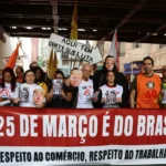 Manifestação na 25 de Março denuncia interferência de Trump