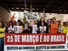 Manifestação na 25 de Março denuncia interferência de Trump
