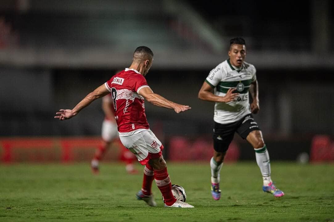 Lance de CRB x Coritiba. Imagem: @franciscocedrimfotografia1