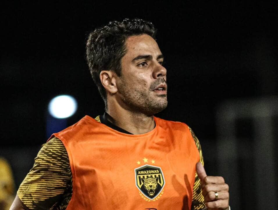 Coritiba x Amazonas: onde assistir ao vivo e escalações da partida decisiva pela Série B 2025. Imagem: @joaonormandocAMFC