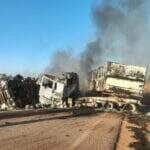 Acidente ocorreu na madrugada desta terça-feira (22), próximo a Paranatinga; veículos pegaram fogo após impacto e motoristas foram socorridos com queimaduras