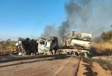 Acidente ocorreu na madrugada desta terça-feira (22), próximo a Paranatinga; veículos pegaram fogo após impacto e motoristas foram socorridos com queimaduras