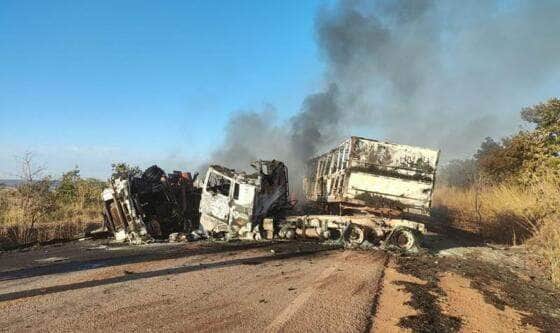 Acidente ocorreu na madrugada desta terça-feira (22), próximo a Paranatinga; veículos pegaram fogo após impacto e motoristas foram socorridos com queimaduras