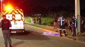 Douglas da Conceição, de 28 anos, perdeu o controle da moto e morreu no local do acidente; Politec realizou perícia e corpo foi encaminhado ao IML