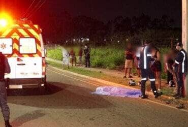 Douglas da Conceição, de 28 anos, perdeu o controle da moto e morreu no local do acidente; Politec realizou perícia e corpo foi encaminhado ao IML