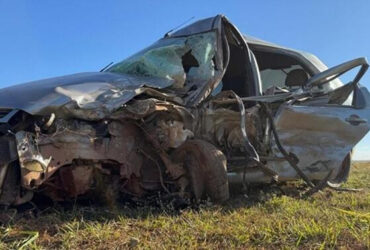 Motorista fica preso às ferragens após colisão com três veículos na BR-364 em Pedra Preta