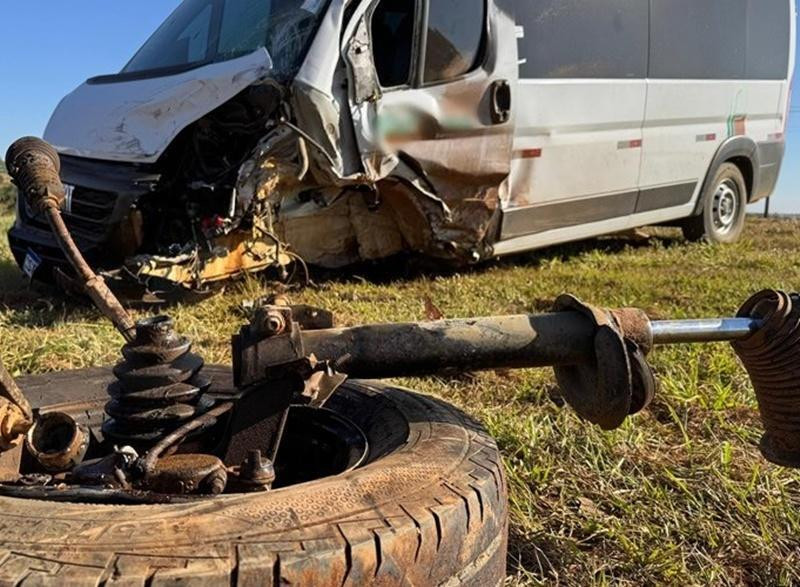 Motorista fica preso às ferragens após colisão com três veículos na BR-364 em Pedra Preta