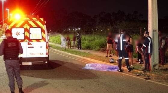 Douglas da Conceição, de 28 anos, perdeu o controle da moto e morreu no local do acidente; Politec realizou perícia e corpo foi encaminhado ao IML