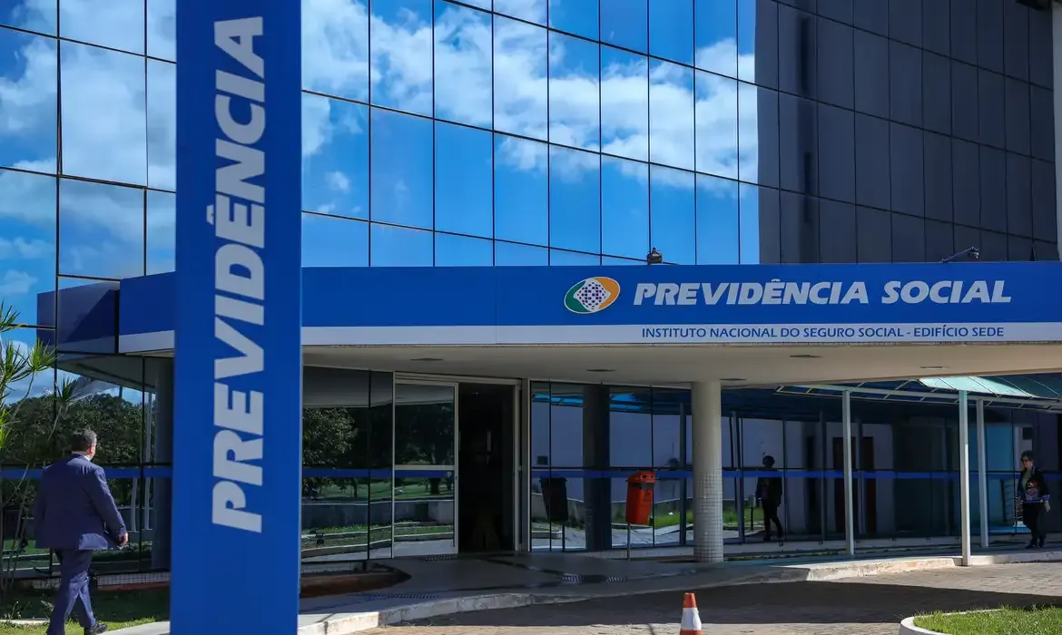 Agu formaliza pedido ao STF para garantir devolução de descontos