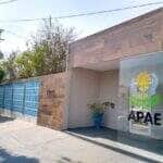 Governo entrega cheque para Apae fortalecer atendimento