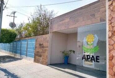 Governo entrega cheque para Apae fortalecer atendimento