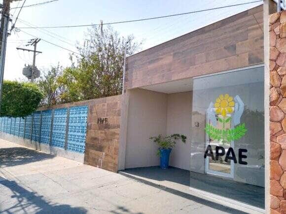 Governo entrega cheque para Apae fortalecer atendimento