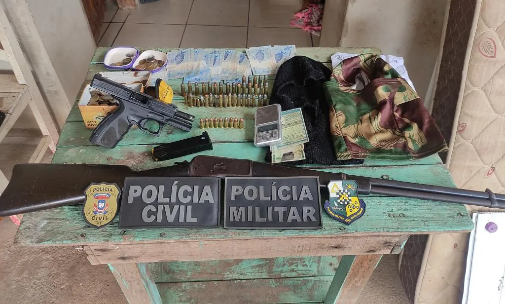 Apreensão resulta em armas, munições e maconha localizados