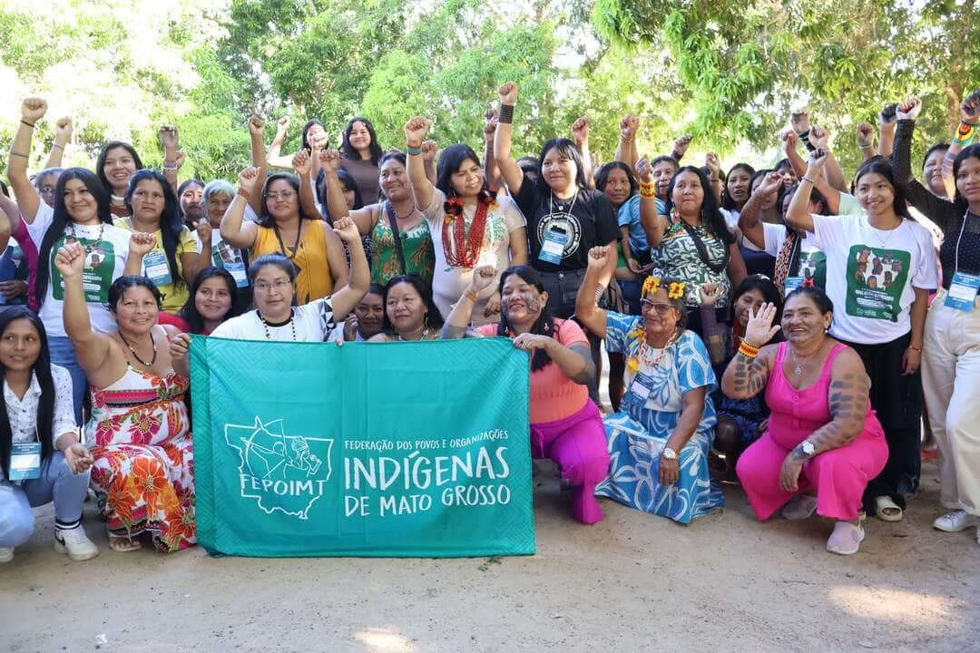 Foto de mulheres indígenas reunidas na TI Japuíra, à beira do rio Juruena, durante assembleia estadual da Fepoimt.