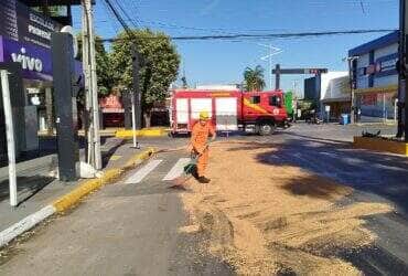 Bombeiros contem grande derrame de oleo em via central de Lucas do Rio Verde -CenárioMT