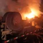 Caminhão fica destruído após incêndio causado por estouro de pneu