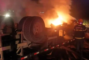 Caminhão fica destruído após incêndio causado por estouro de pneu