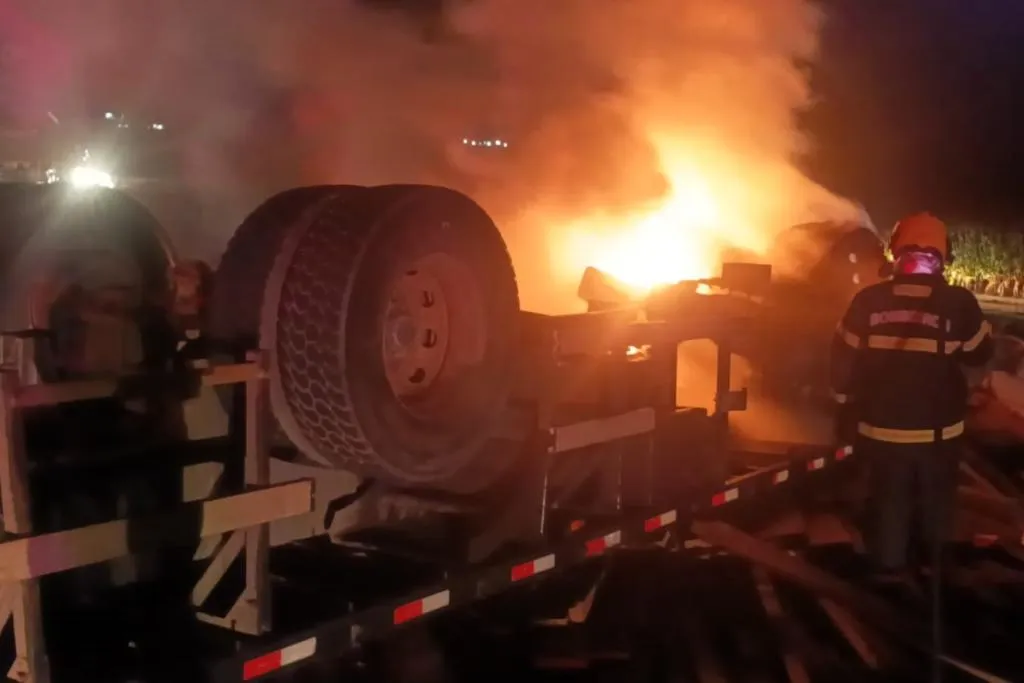 Caminhão fica destruído após incêndio causado por estouro de pneu