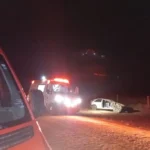 Bombeiros socorrem vítima após capotamento