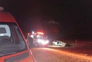 Bombeiros socorrem vítima após capotamento