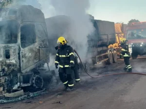 Incêndio em carreta mobiliza bombeiros na BR-163 em Sinop