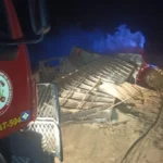 Bombeiros atuam em acidente e garantem segurança após tombamento
