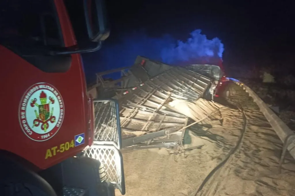 Bombeiros atuam em acidente e garantem segurança após tombamento