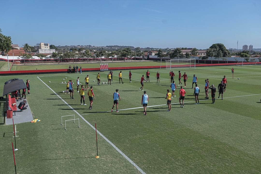 Atlético-GO x CRB: Jogo de Alta Tensão na Série B – Onde Assistir e Escalações. Imagem: Bruno Corsino/Atlético-GO