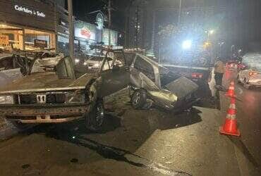 Apesar da gravidade da colisão, motoristas e passageiros saíram ilesos; Polícia investiga direção perigosa, falsidade ideológica e participação em racha