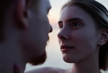 Casal se olhando no olho - foto Canva