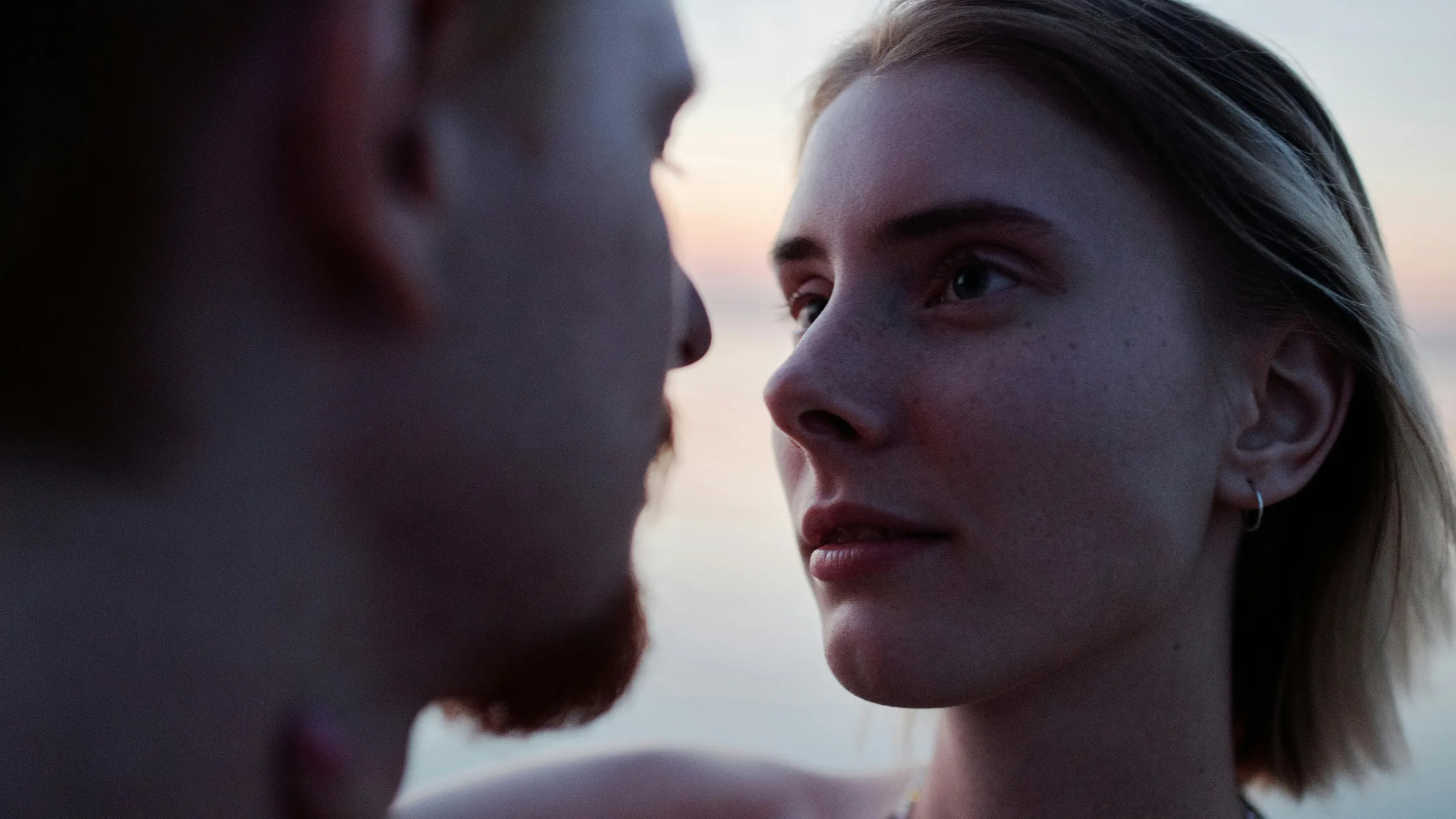 Casal se olhando no olho - foto Canva