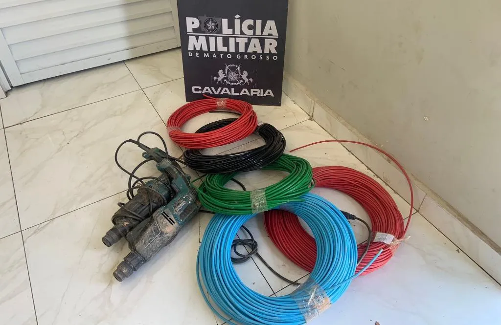 Cavalaria recupera fiações e prende suspeito de furto em parque