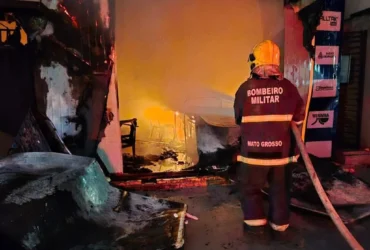 Incêndio atinge shopping em Cuiabá e mobiliza Corpo de Bombeiros