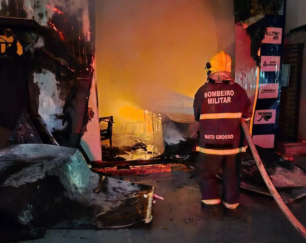Incêndio atinge shopping em Cuiabá e mobiliza Corpo de Bombeiros