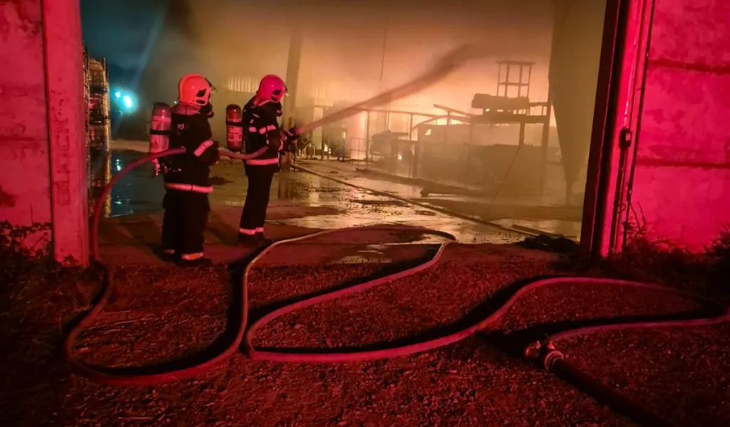 Motim termina em incêndio após trabalhadores se revoltarem por condições de trabalho em MT