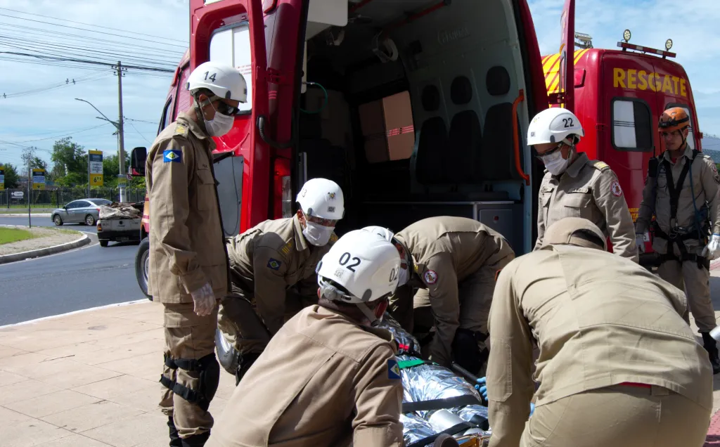 Motociclista se fere em colisão com carreta estacionada em MT