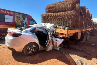 Corpo de Bombeiros atua em acidente com carreta e carro em Mato Grosso