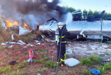 Incêndio é contido após colisão fatal entre carretas na focus_keyword